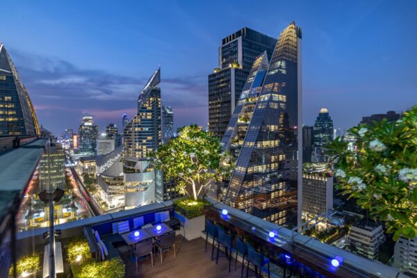 Se udsigten over Bangkok skyline ved skumring fra Furama Silom Hotel