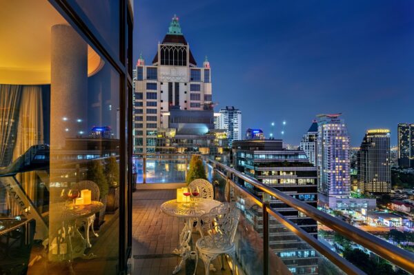 Udsigt over Bangkoks bybillede fra Furama Silom Hotel balkon