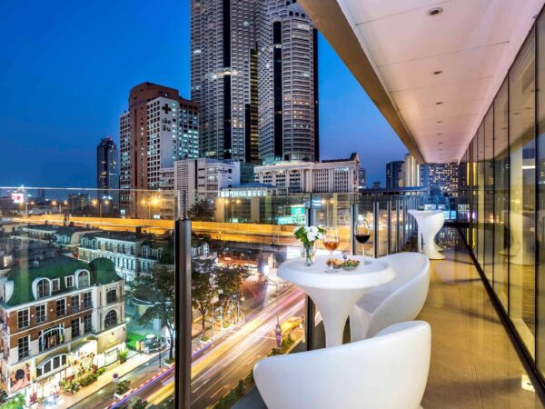Panoramisk bybillede set fra Furama Silom Hotel balkon i Bangkok