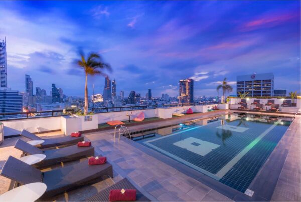 Nyd en forfriskende svømmetur over Bangkok ved Furama Siloms pool på taget. Slap af på liggestolene og nyd de fantastiske panoramaer af