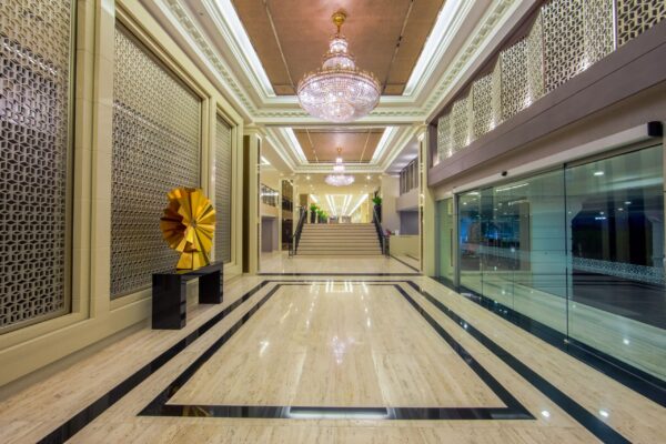  Furama Silom Hotel i Bangkok: Hallway med krystalluster og marmorgulv