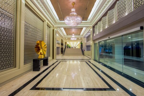 Furama Silom Hotel i Bangkok: Hallway med krystalluster og marmorgulv