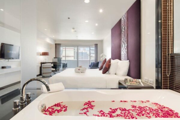 Leder du efter et luksuriøst hotelophold i Bangkok? Besøg det berømte Furama Silom Hotel, der er berømt for sine hotelværelser med jacuzzi.
