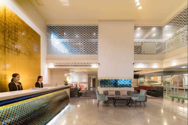 Furama Silom Hotels lobby i Bangkok med moderne indretning, behagelige siddeområder og stor receptionsdisk