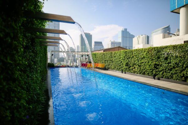 Swimmingpool Furama Silom Hotel Bangkok med springvand