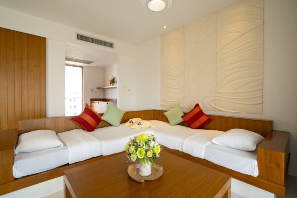En luksuriøs stue i G Hua Hin Resort med en komfortabel sofa og et moderne sofabord.