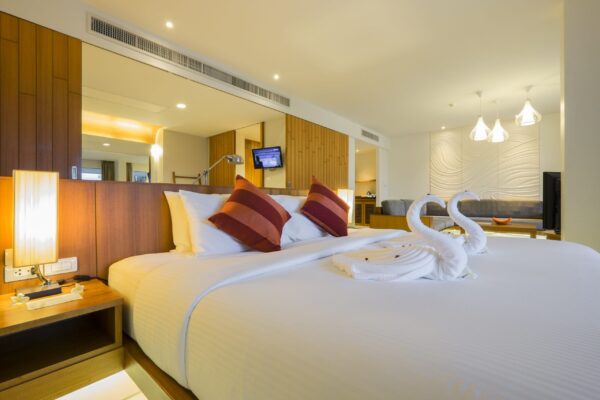  A G Hua Hin Resort hotelværelse med elegante svanefigurer på sengen