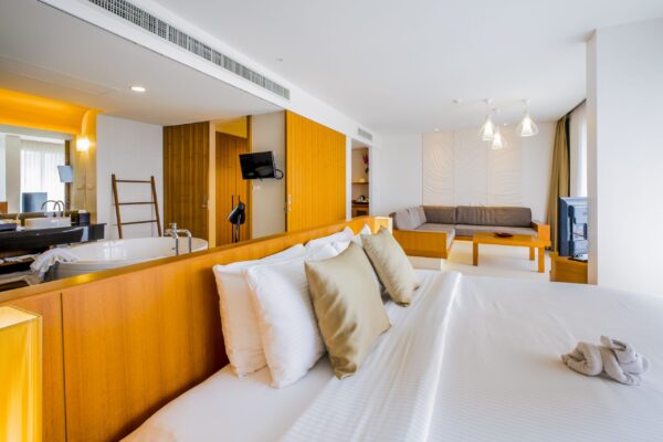 Hotelværelse ved A G Hua Hin Resort med stor seng og fladskærms-TV tæt på indkøbscenter.