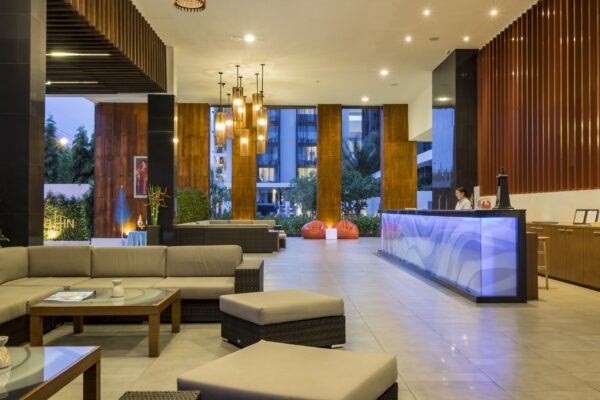Hua Hin resort lobby med behagelige sofaer og moderne bar