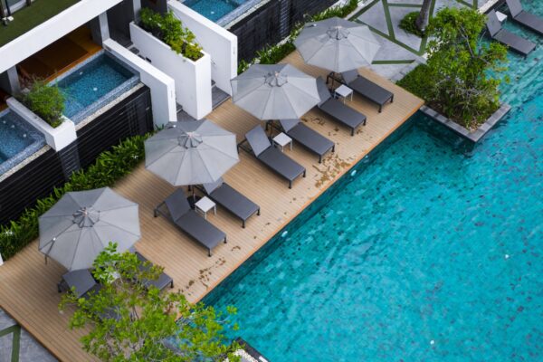 Oversigts swimmingpool med liggestole og parasoller ved G Hua Hin resort