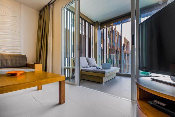 Luksuriøst opholdsrum i feriested med fladskærm TV og balkon