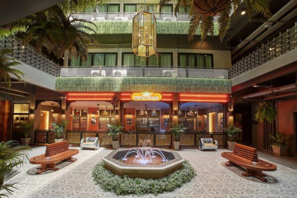  gårdhaven i Grand China Princess Hotel med bænke og springvand.
