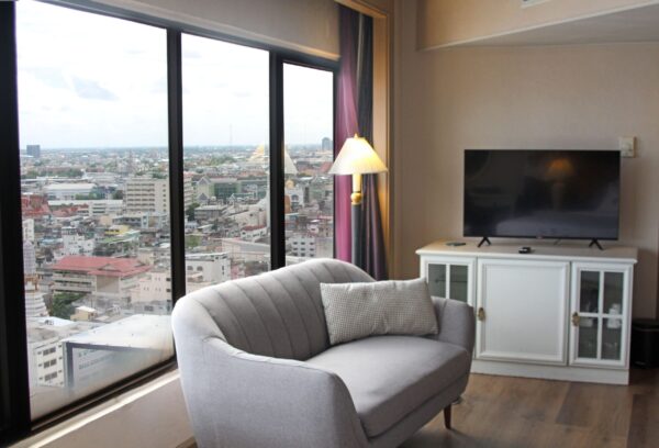Stor komfortabel sofa i rum med panoramaudsigt over byen