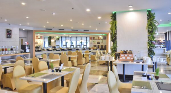 Grand China Princess Hotel restaurant med opsætning af spiseborde og stole