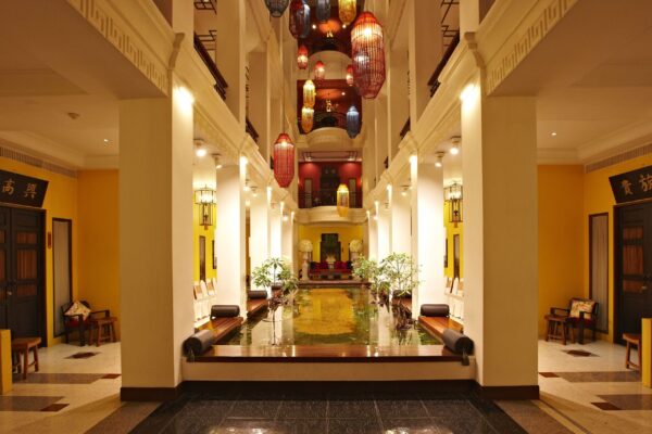 Med sit unikke udvalg af hængende lanterner, tilbyder Grand China Princess Hotel lobbyen en betagende atmosfære. Dette billede viser den
