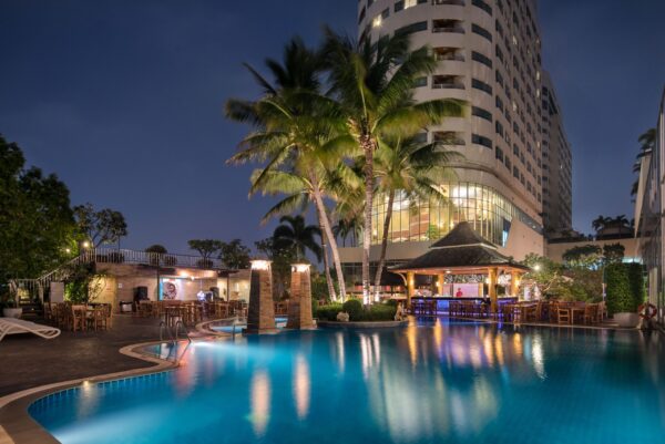  swimmingpool om natten ved Grand China Princess Hotel