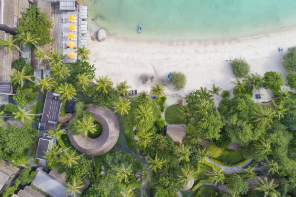 Overhead af Haad Tien Beach Resort i Koh Phangan, Thailand. Billedet viser layout af luksuriøst strandresort med bungalows ved havet, palmer