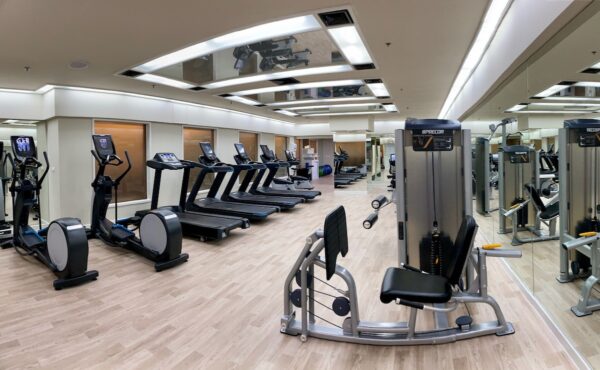 Gym ved Hilton Hua Hin Resort med løbebånd og spejle
