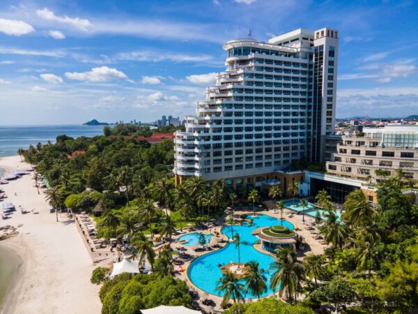 Udsigt fra oven af Hilton Hua Hin Resort and Spa med beliggenhed ved stranden i Thailand