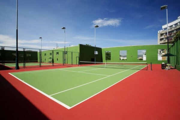 Hilton Hua Hin Resort faciliteter omfatter tennisbane i grønt og hvidt byggeri