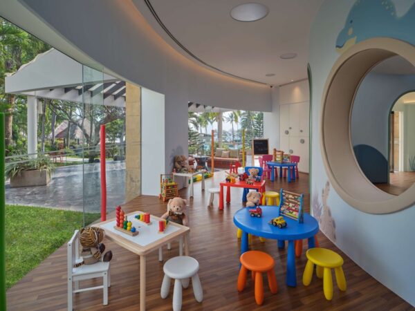 Børnenes legerum med rundt bord og stole på Hilton Hua Hin Resort