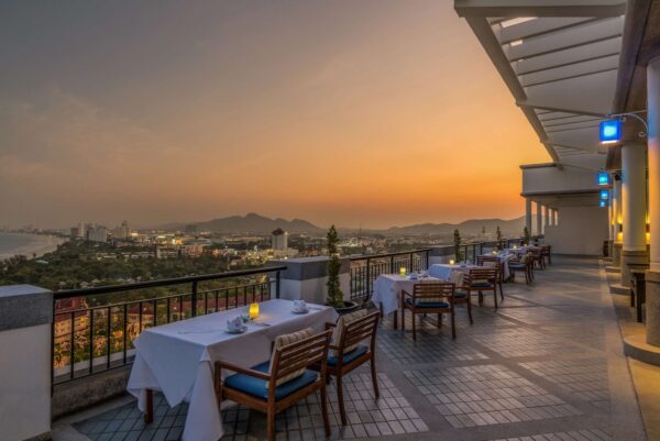 Hilton hotel restaurant med havudsigt ved solnedgang