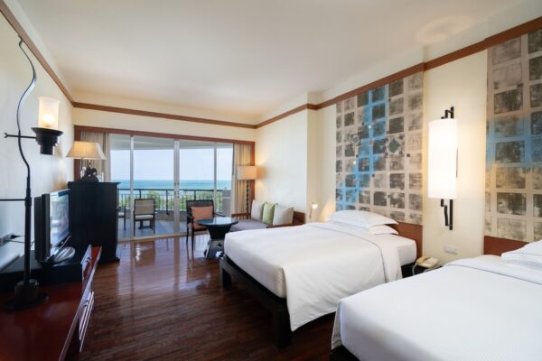 Hotelværelse med to senge på Hilton Hua Hin med havudsigt