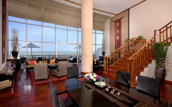 Stue med havudsigt i Hilton Hua Hin Resort - rummeligt værelse med moderne interiør, naturligt lys, komfortable siddepladser og