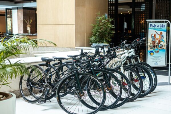 Billeder af parkerede cykler foran Hilton Hua Hin Resort