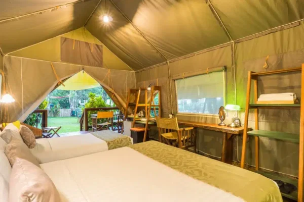 Two-bed telt indkvartering ved floden med skrivebord til rådighed på Hintok River Camp