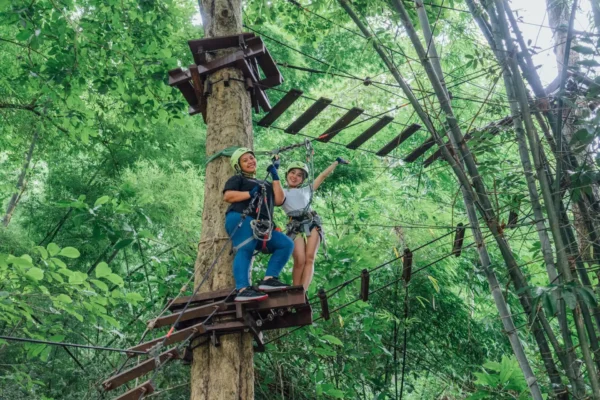 To eventyrere på zip line ved Phutoey River Kwai Hotspring Nature Resort