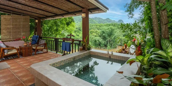 Trædæk med boblebad på Phutoey River Kwai Hotspring & Nature Resort med udsigt over bjerge