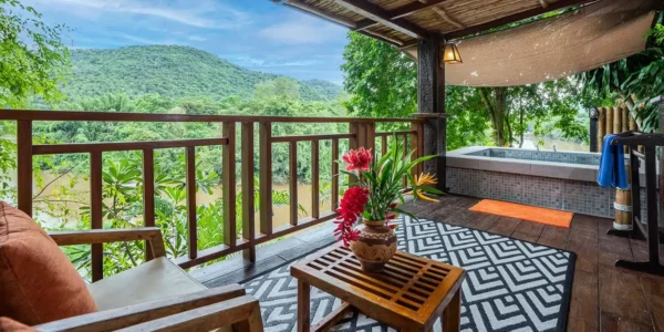 Phutoey River Kwai Hotspring & Nature Resort med balkon og boblebad med udsigt over junglen
