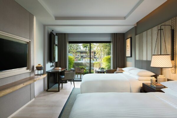Hotelværelse med senge og TV på Hua Hin Marriott Resort & Spa