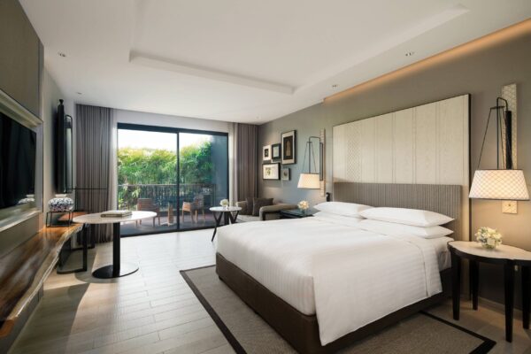 Hotelværelse med kingsize seng og privat altan på Hua Hin Marriott Resort & Spa