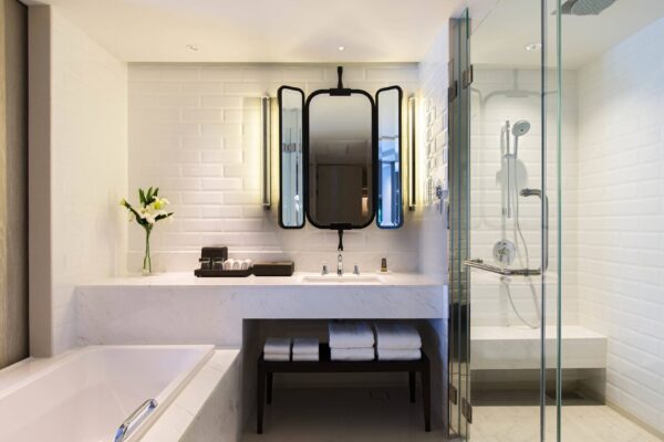 Lys og moderne badeværelse med glasbruserdør på Hua Hin Marriott Resort & Spa