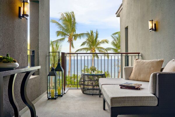 Oceanfront balkon med sofa ved Marriott Resort i Hua Hin, tilbyder adgang til luksuriøs spa-faciliteter. Perfekt sted til afslappende og