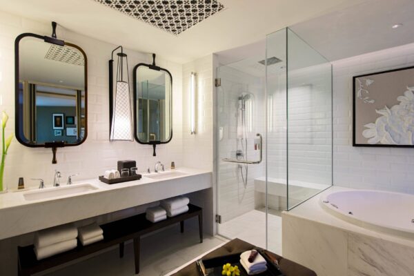 Indvendige billeder af badeværelse med spejle og badekar på Marriott Resort i Hua Hin