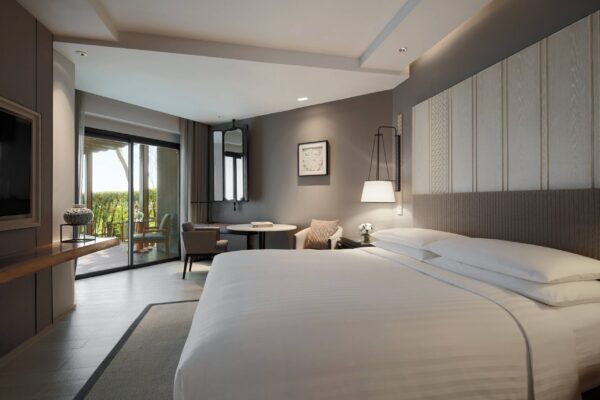 Marriott Resort Hotelværelse i Hua Hin med rummelig seng og balkon