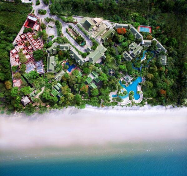 Hyatt Regency resort i Hua Hin omgivet af frodig grønt landskab, set fra luften.