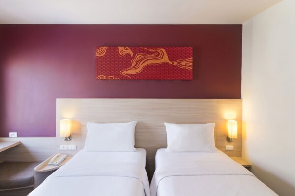 Ibis hotelværelse med to senge og et maleri på væggen