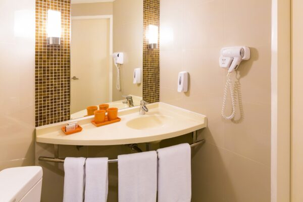Bangkok Riverside Ibis hotelværelse med håndvask og spejl