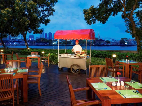 Riverside restaurant i Bangkok med udendørs siddepladser