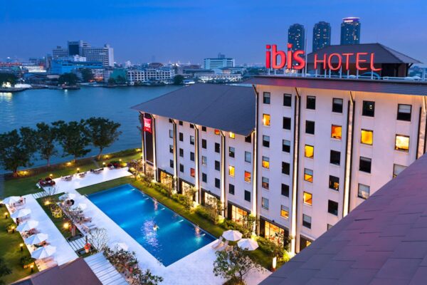 Familievenligt hotel ved floden i Bangkok: Ibis Bangkok Riverside. Nyd en fantastisk udsigt over byen, frodig have og poolområde. Med gratis