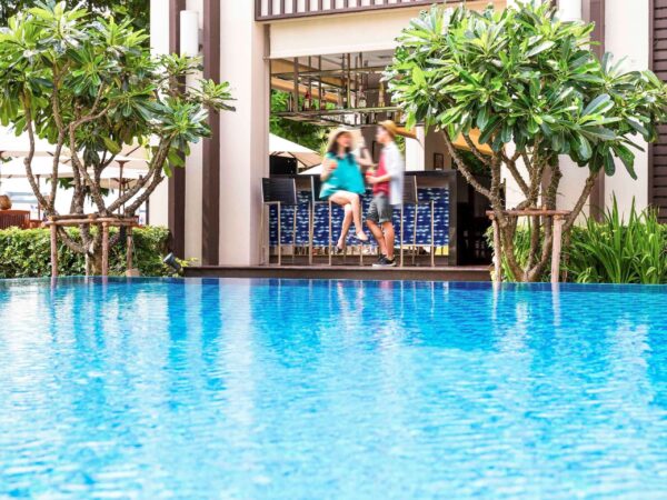  par der springer i swimmingpoolen på Ibis Bangkok Riverside hotel