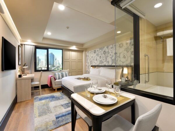 Oplev komfortable hotelværelser ved Ibis Bangkok Riverside med faciliteter som en blød seng, et moderne fladskærms TV og eget badeværelse.