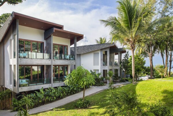Phuket Beach Resort - Udforsk vores fredfyldte strandresort beliggende i Phukets maleriske landskab. Resortet tilbyder et luksuriøst ophold