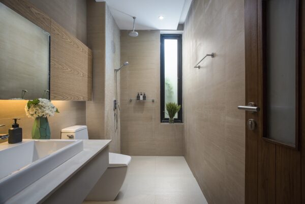 Moderne badeværelse med resort-stil toilet og håndvask