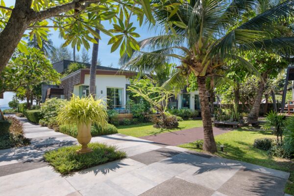 Tropisk have resort med sti der fører til hus