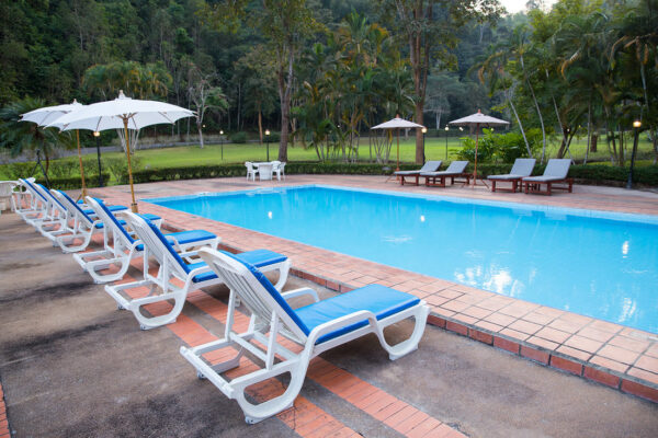 Oplev luksus, når det er bedst i den kejserlige swimmingpool, der ligger i den fantastiske Golden Triangle resort. Det rolige azurblå vand